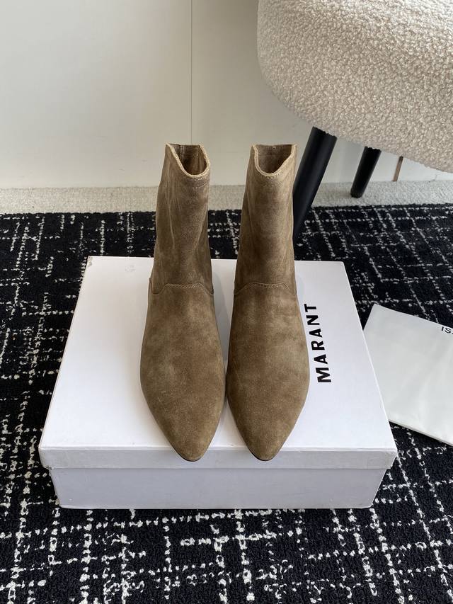 代购级 Isabelmarant 伊莎贝尔 24Fw New Arrival～ 靴筒斜口设计显腿细， 无任何装饰，简约到极致，但感觉很特别 绒面小牛皮材质，质感